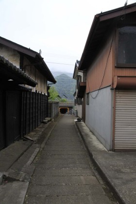 甲州街道沿いに古民家が建ち並んでいます。その路地を抜けます。