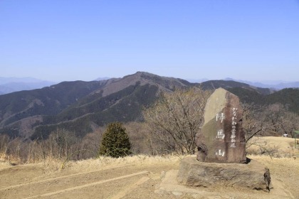 陣馬山から見た生藤山。