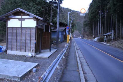 浅間峠登山口バス停に東屋とトイレがあったので、ここでバスを待つことにしました。日が暮れると急激に気温が下がり氷点下となってしまいました。