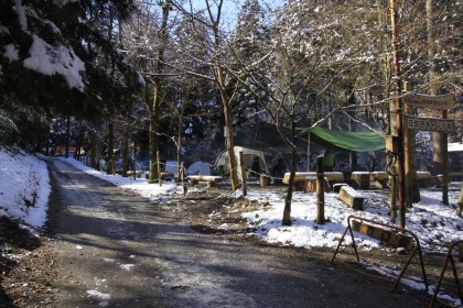 日影沢キャンプ場を通り抜けます。