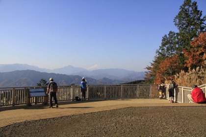 一丁平の展望台と富士山。