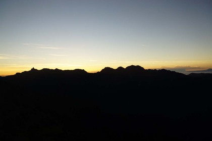 朝焼けの穂高・鑓連峰。真ん中の鞍部が大キレット、左端のとがった山が槍ヶ岳。