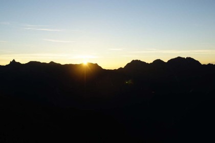 朝日は大キレットのやや左の南岳から昇りました。