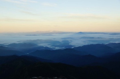 影笠。笠ヶ岳の頂の影は、遠く白山にまで伸びていました。