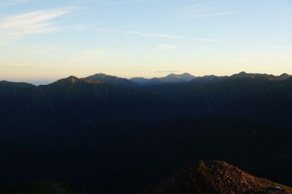 北アルプスの北の山々。これから日数をかけて歩く山が見えました。