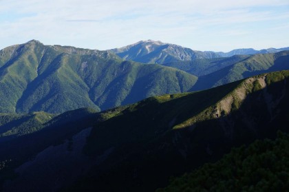 笠ヶ岳から伸びる稜線の上からは、右手に黒部五郎岳（手前左）と薬師岳（奥中央）がいつも見えています。