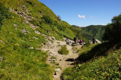 弓折乗越。この分岐で、新穂高温泉やワサビ平、鏡池からの登山者が合流してきます。