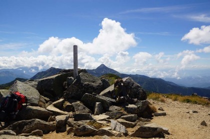 双六岳の頂上。背景は笠ヶ岳。雲が湧いてきていて、穂高連峰は見られませんでした。