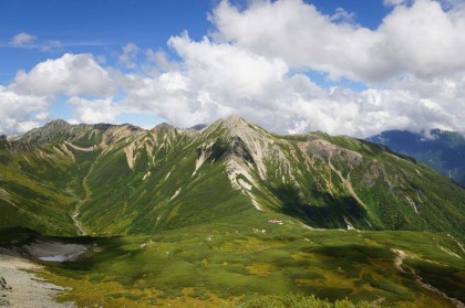 三俣蓮華岳から見た鷲羽岳。手前の鞍部が鷲羽乗越。