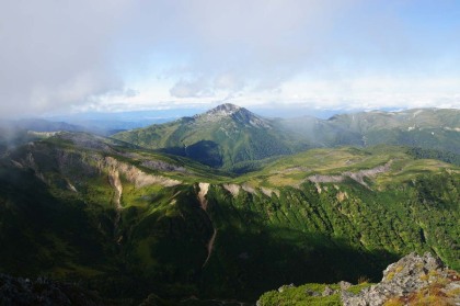 水晶岳から見た北の黒部五郎岳（奥）と雲ノ平（手前）。