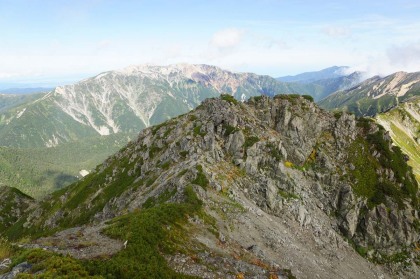 水晶岳から見た薬師岳。手前の岩稜は赤牛岳に続く稜線。