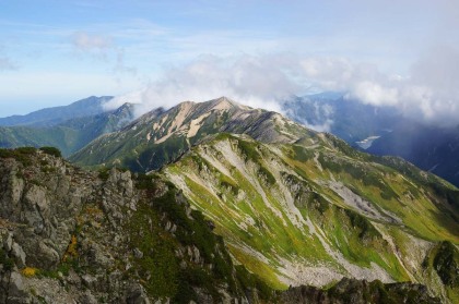 赤牛岳に続く岩稜。