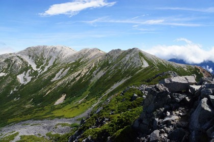 野口五郎岳（左最奥）の西側斜面は、地図で見ると氷河に削られた圏谷に見えましたが、現地に来て見ると、圏谷で無いことが分かりました。