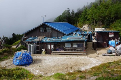 烏帽子小屋。テント場は手前（南）に300mから500mほどの所に点在しています。ヒョウタン池の水際が風光明媚でした。