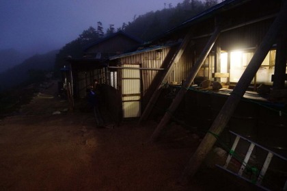 日の出前の烏帽子小屋。