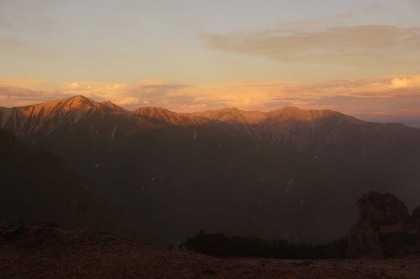 朝焼けの薬師岳。薬師岳の西の山麓の叢の有峰から薬師岳を仰ぐと一日に五色の色に変わったと伝えられています。