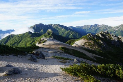 南沢岳の頂から、南の稜線を見たところ。