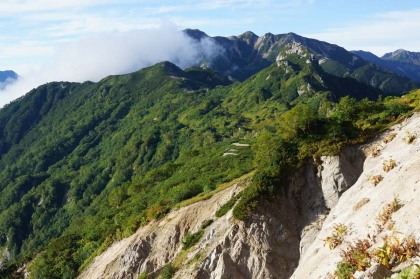 不動岳から船窪山の稜線。奥に雲に隠れた針ノ木岳も見えます。