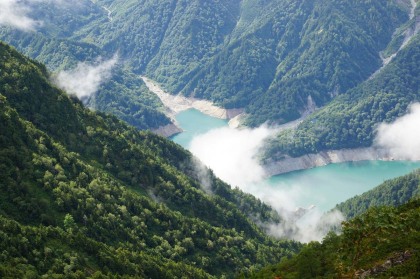 黒部のダム湖。中央に見える岬の森の中にくろよんロッジが見えます。この上には先週歩いた立山のタンボ平が雲のあいまから見えたので、立ち止まって歩いたルートを見つめていました。