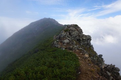 鳴沢岳の頂。