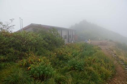 新越山荘。気持ちの良い山荘ですが、残念ながらテント場がありません。