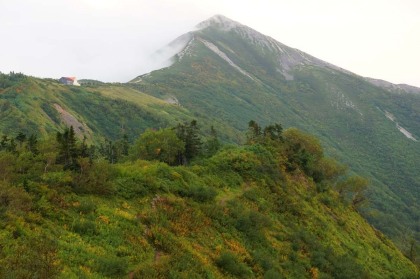 爺ヶ岳の下にある種池山荘。