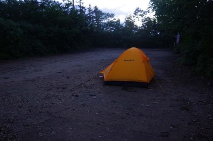 種池山荘のテント場は、山荘の手前に200mの所にあります。テントを固定する石はなく、ペグを地面に打ち付けます。