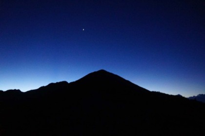日の出前の爺ヶ岳。山頂の上に明けの明星が輝いています。