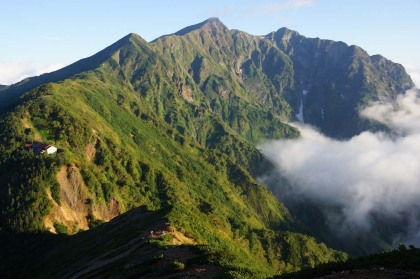 東の風に乗って雲が鹿島槍ヶ岳にかかってきました。