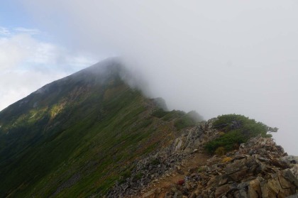 布引山の山頂にかかったときには、鹿島槍ヶ岳は完全に雲の中でした。