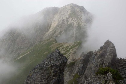 五竜岳の直下の最後の岩場の遠景。