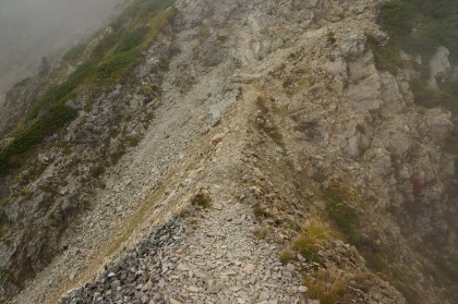 馬の背と言うのはこうしたヤセ尾根でしょう。高千穂峰の登山道にある御鉢の火口の馬の背は踏み固められてだだひろくなっていました。