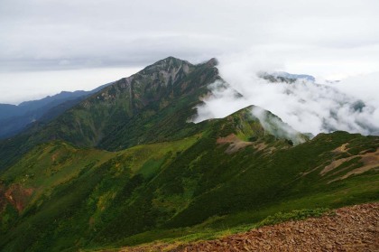 唐松岳と手前の鞍部。五竜山荘のある白岳から稜線の道を降って鞍部を越えます。