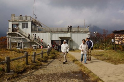 天神山の山頂にはリフトの乗降場所があります。多くの観光客が乗り降りしています。