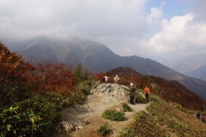 天神山から見る谷川岳。あいにく山頂が雲に隠れていました。