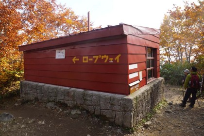 熊穴沢避難小屋。中は土間で、壁にベンチが据えられています。板の間ではないので直接寝るのならベンチの上と言うことになります。