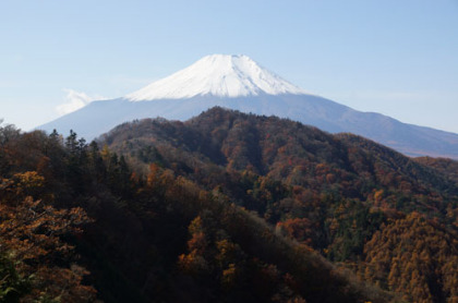 送電線の鉄塔の下が富士山の展望台となっています。