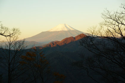犬越路の東の斜面から、朝焼けの富士山が見えました。
