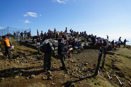 塔ノ岳は多くのハイカーと観光客で混雑をしていました。