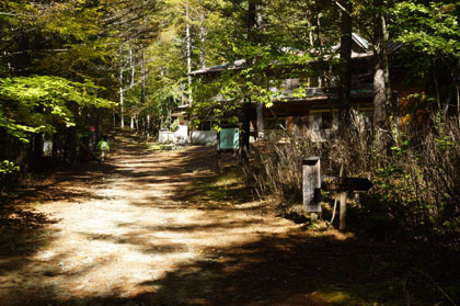 得ちゃん新道の入り口。休業中の西沢山荘の脇にあります。