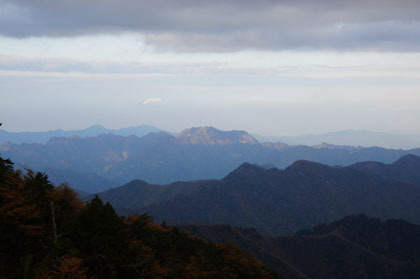 眺望のない樹林の稜線の道ですが、時折視界が開けます。写真は両神山。