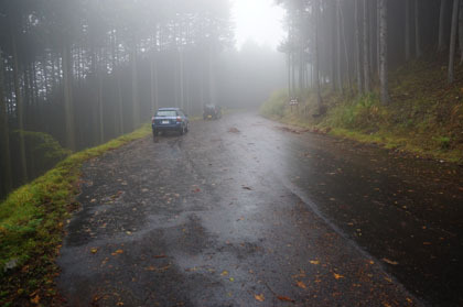 栃本の林道に出ました。ここまで一般車が乗り入れられる様で、10台から15台の乗用車が止められる駐車スペースがありました。