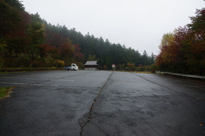 栃本広場と駐車場。ここから下ると栃本の駐車場に出ます。登ると栃本の遊歩道があり、大峰山から大黒山まで伸びています。