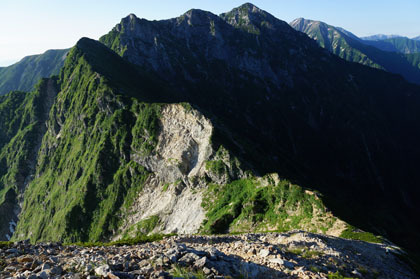 岩のヤセ尾根が唐松岳まで続いています。