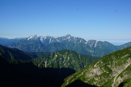 立山と剣岳が右手に常に見えています。