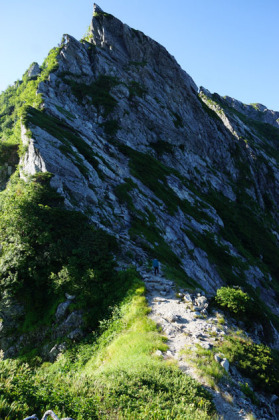 岩場に取り付く登山者。