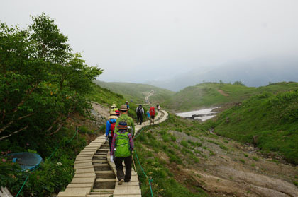 観光客に混じって八方山荘まで下って行きます。