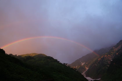 白馬岳に架かる虹。