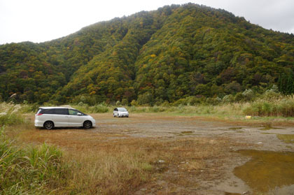 登山道の終点。広々とした駐車場がありました。