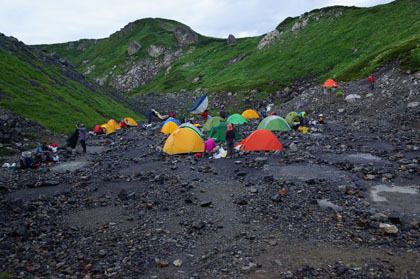 白馬岳頂上宿舎のテント場。奥にスペースのあるテント場で、入り口付近は込んでいても奥に行くと静かな夜を過ごせます。